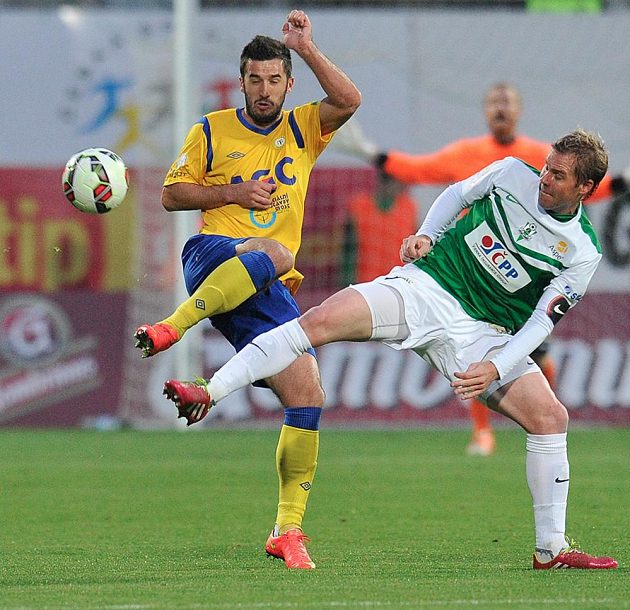 Tomáš Hübschman (vpravo) z Jablonce a teplický útočník Aidin Mahmutovič v tvrdém souboji o balón.