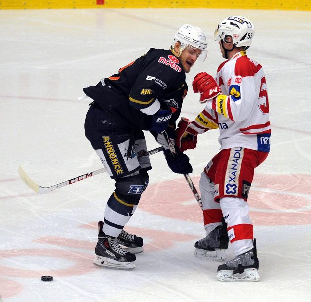 Chomutovský útočník David Květoň (vlevo) a slávistický forvard Jakub Sklenář během 11. kola baráže o extraligu.