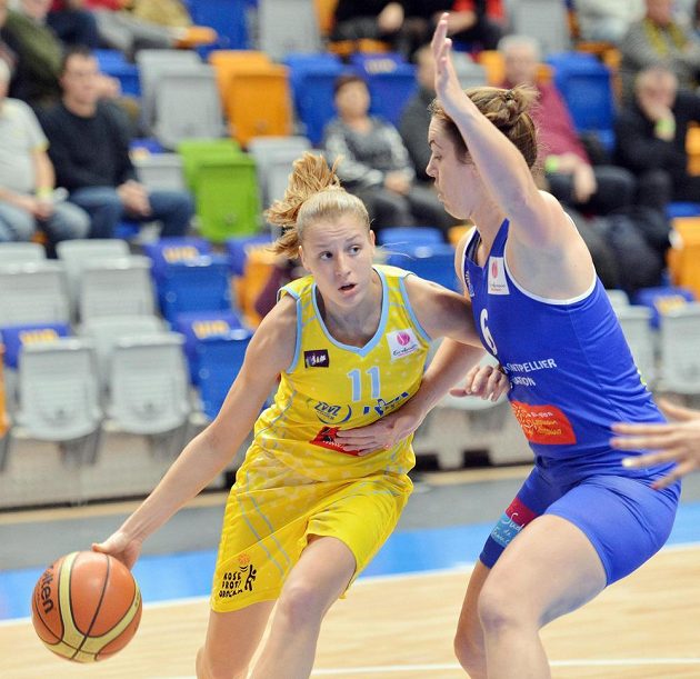 Basketbalistka Kateřina Elhotová (vlevo) a Jenna Maree O`Heaová z francouzského Montpellier v utkání 7. kola Evropské ligy.