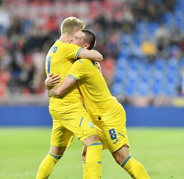 Ukrajinská radost. Střelec Viktor Kornijenko se raduje se spoluhráčem z prvního gólu v české síti v přípravném utkání.