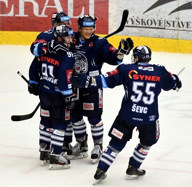 Liberečtí hráči se radují ze čtvrtého gólu, který dal Jan Stránský. Chomutov prohrál 0:4 a Liberec mohl slavit postup do finále.