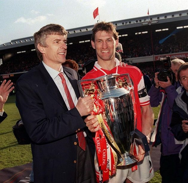 Tony Adams (vpravo) metodám Arséna Wengera (vlevo) nevěřil. Do Arsenalu s ním ale přišly tituly. Takhle se radovali ze zisku FA Cupu v roce 1998.
