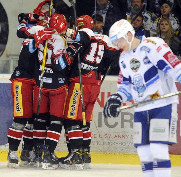 Hráči Hradce se radují z prvního gólu během šestého semifinále play off hokejové extraligy s HC Kometa Brno.