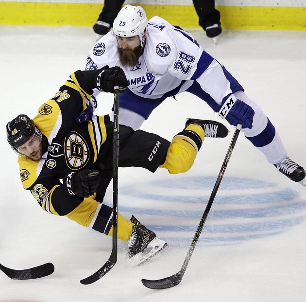 Obránce Luke Witkowski (28) z Tampy Bay sráží na led Davida Krejčího (46) z Bostonu.
