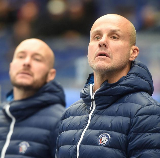 Noví trenéři Plzně Martin Straka (vpravo) a Tomáš Vlasák sledují své mužstvo v akci během utkání ve Vítkovicích.