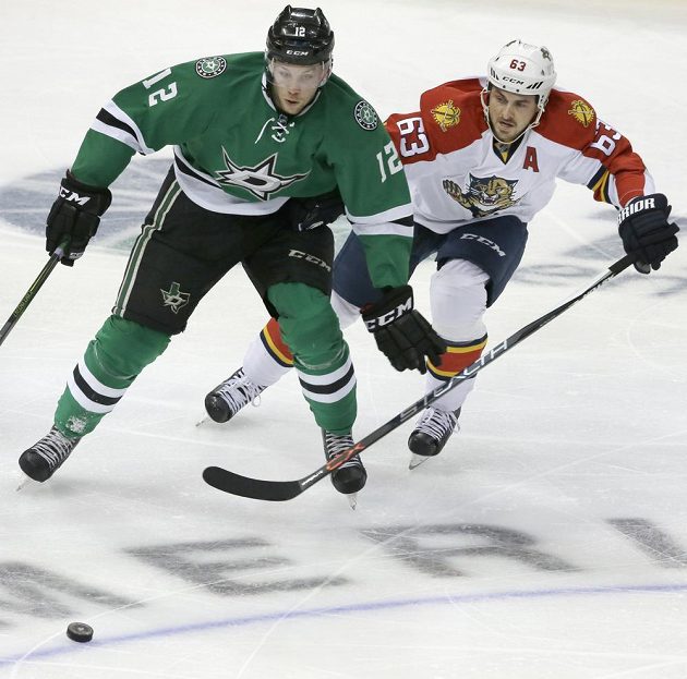 Český útočník ve službách Dallasu Stars Radek Faksa (12) v souboji s Davidem Bollandem (63) z Floridy Panthers.