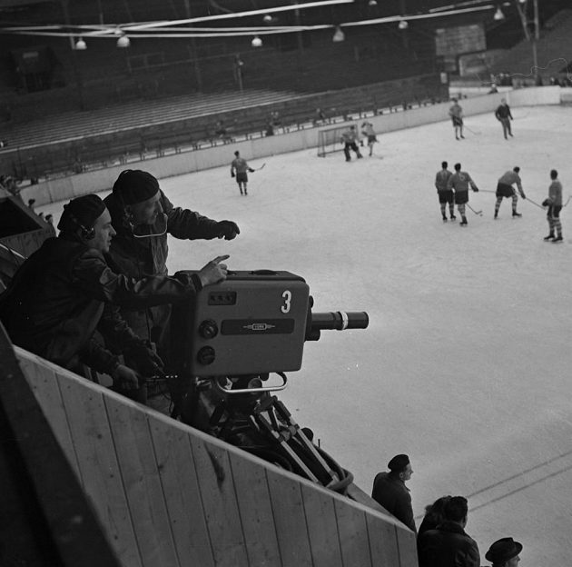 Jedna z kamer, které snímaly zápas československých a švédských hokejistů 11. února 1955.