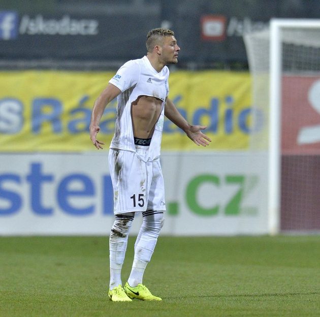 Patrizio Stronati z Mladé Boleslavi s dresem roztrženým od teplického Marka Červenky.