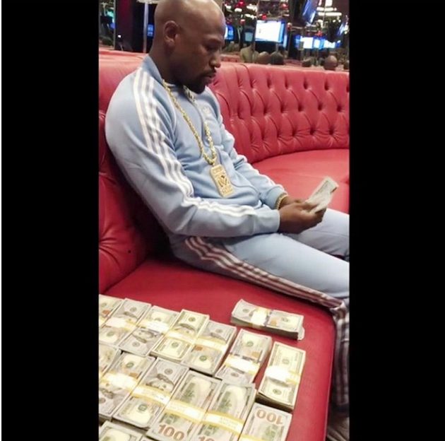 Legendární boxer Floyd Mayweather vydělal miliardu dolarů. Teď se ale proslýchá, že mu docházejí peníze a potřebuje vybojovat další zápas.