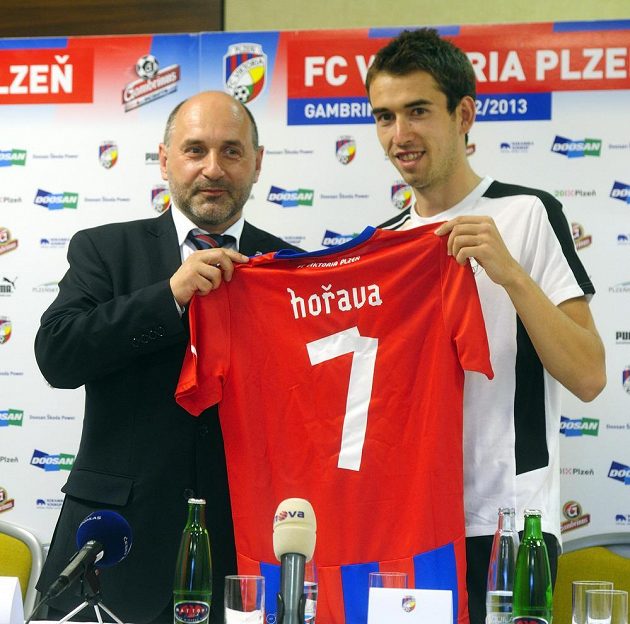 Majitel Viktorie Plzeň Tomáš Paclík a nová posila Tomáš Hořava (vpravo) po podpisu smlouvy.