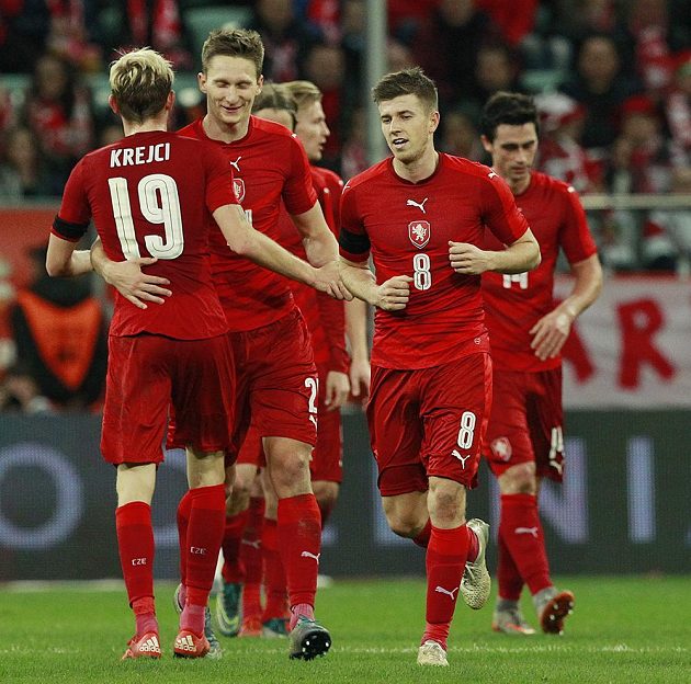 Český záložník Ladislav Krejčí se raduje se svými spoluhráči z gólu v přátelském duelu proti Polsku ve Vratislavi.