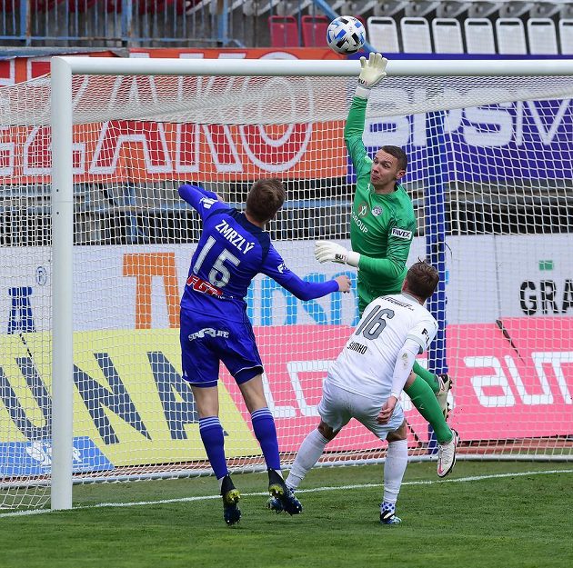 Zleva Ondřej Zmrzlý z Olomouce, brankář Vít Nemrava ze Slovácka a Patrik Šimko ze Slovácka.