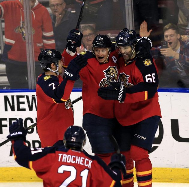 Hráči Floridy se radují z branky českého útočníka Jaromíra Jágra (68) v zápase NHL proti Winnipegu.