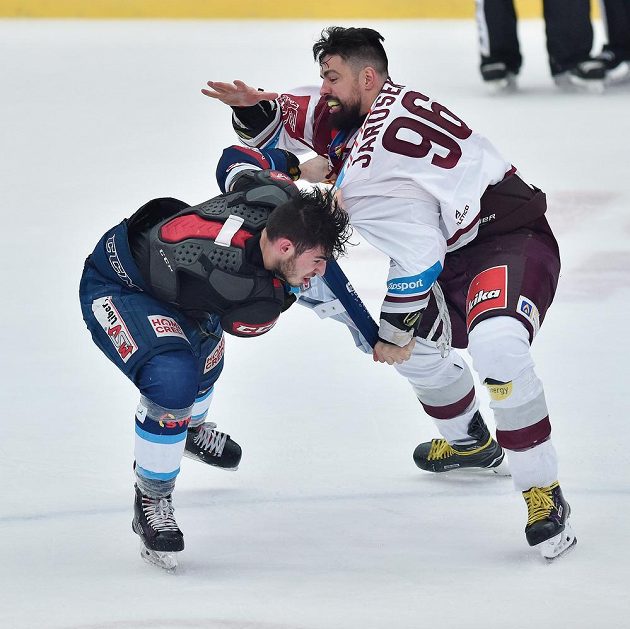 Dominik Lakatoš (vlevo) z Liberce a Richard Jarůšek ze Sparty v pěstním souboji ve druhém utkání předkola play off.