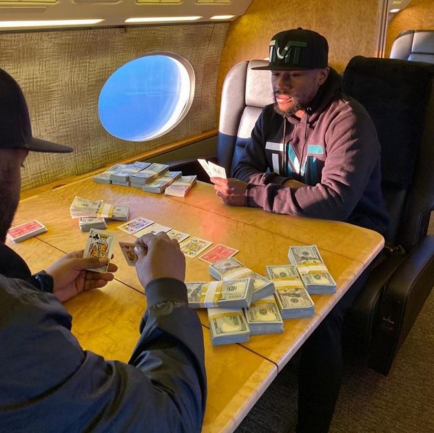 Legendární boxer Floyd Mayweather vydělal miliardu dolarů. Teď se ale proslýchá, že mu docházejí peníze a potřebuje vybojovat další zápas.