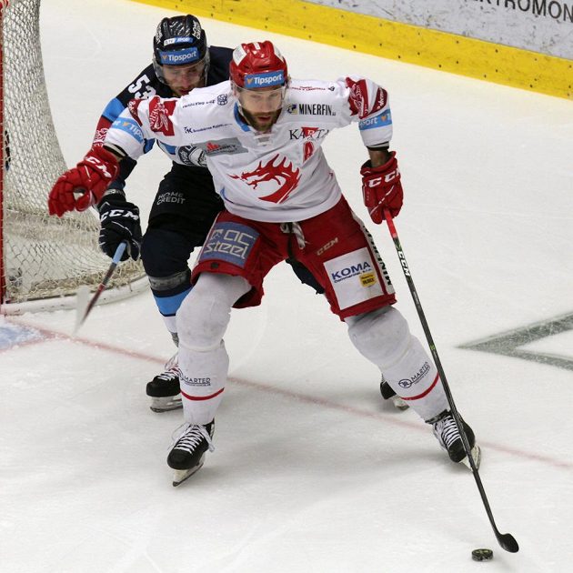 Tomáš Marcinko z Třince (vpředu), Jaroslav Vlach z Liberce v akci během finále hokejové extraligy.
