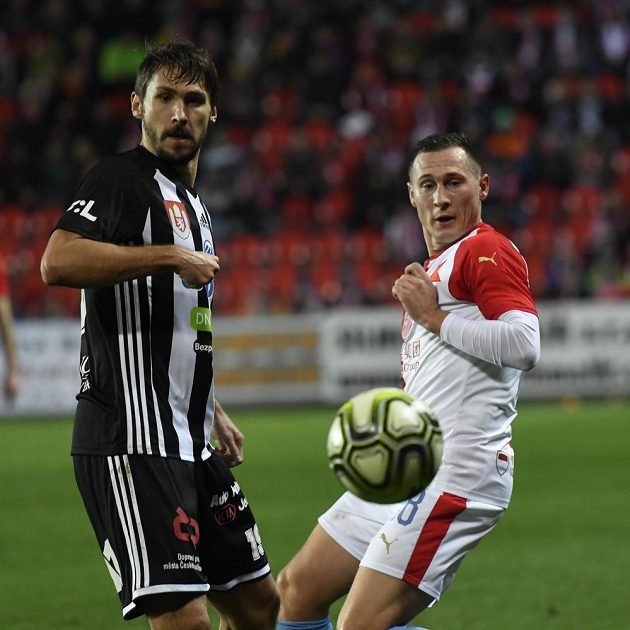 Patrik Brandner z Českých Budějovic (vlevo) a Jan Bořil ze Slavie (vpravo) během utkání 20. kola první fotbalové ligy