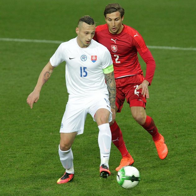Adam Zreľák ze Slovenska a Stefan Simič během přípravného zápasu fotbalistů do 21 let mezi Českou republikou a Slovenskem v Karviné.