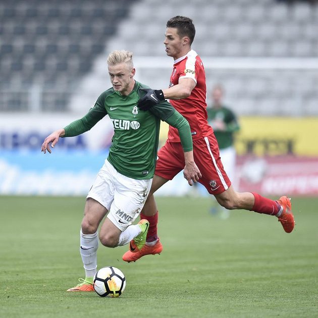 Jaroslav Zelený z Jablonce je atakován Lukášem Vraštilem ze Zbrojovky v utkání 13. kola HET ligy. Zelený vstřelil první gól zápasu.