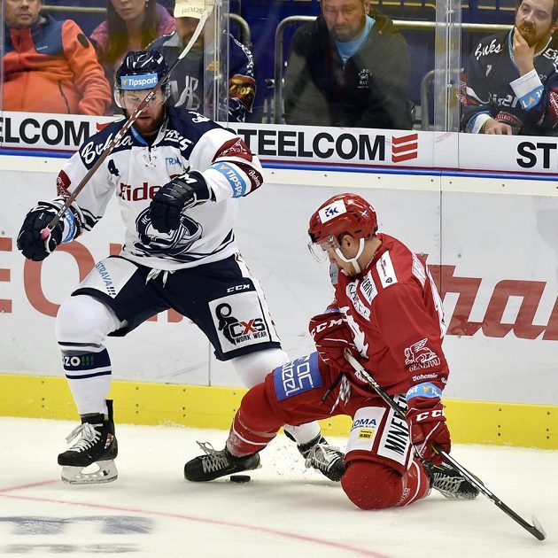 Hokejisté Petr Šidlík z Vítkovic a Patrik Hrehorčák z Třince v akci během extraligového utkání.