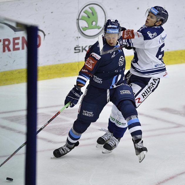 Zleva Michal Bulíř z Liberce a Patrik Koch z Vítkovic v akci během utkání hokejové extraligy.