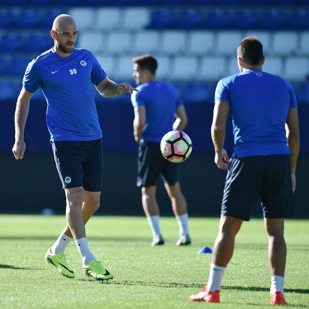 Martin Latka (vlevo) z libereckého Slovanu na tréninku před odvetným duelem play off Evropské ligy s Larnakou.