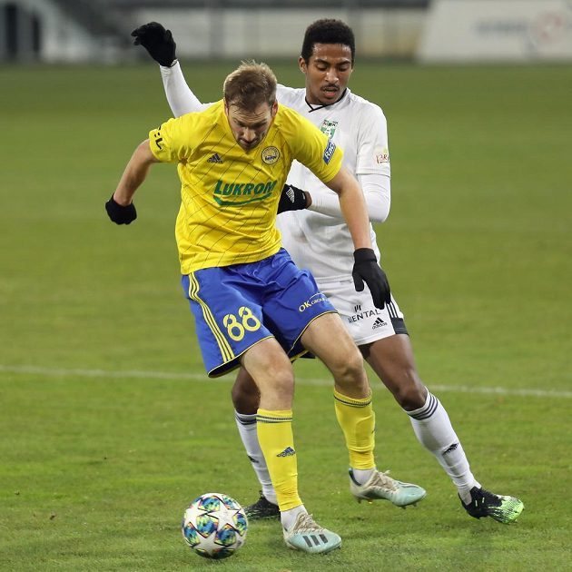 From left: Tomáš Poznar from Zlín and Eduardo Santos from Karviná.