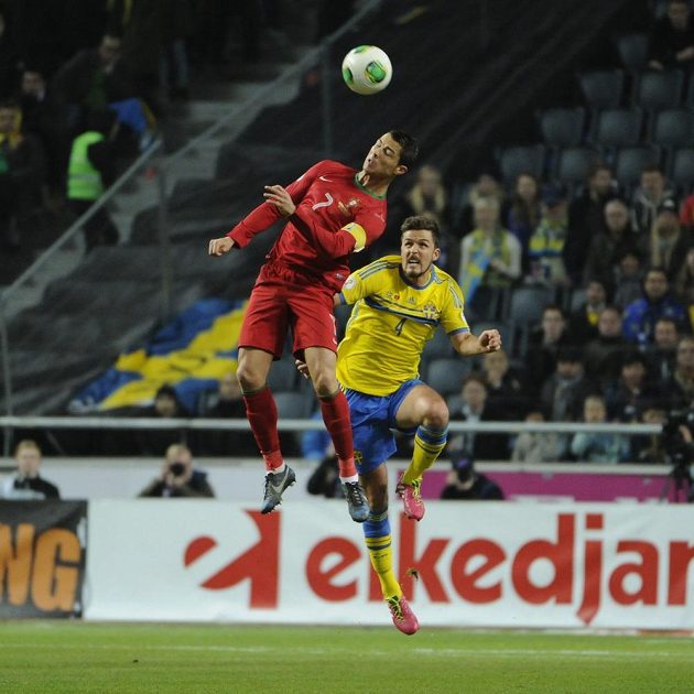 Portugalec Cristiano Ronaldo (vlevo) v hlavičkovém souboji se švédským obráncem Nilssonem v odvetném utkání baráže o postup na MS v Brazílii.