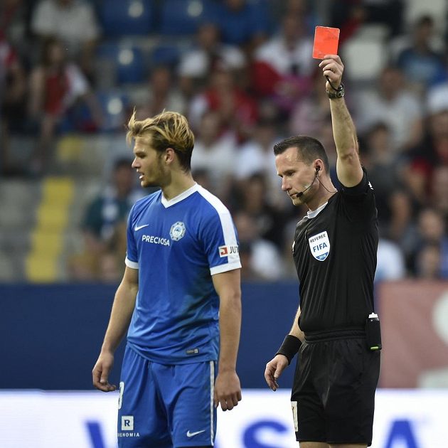 Druhou žlutou a následně červenou kartu dostal v duelu se Slavií Matěj Pulkrab ze Slovanu.