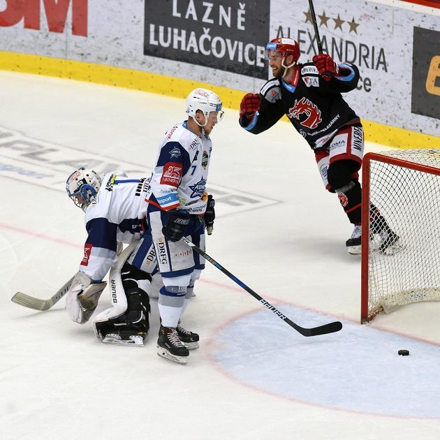 Vladimír Svačina se raduje z druhého gólu Třince v úvodním finále hokejové extraligy. Gól dal Lukáš Krajíček. Zleva jsou smutní brankář Brna Marek Čiliak a jeho spoluhráč Tomáš Bartejs.