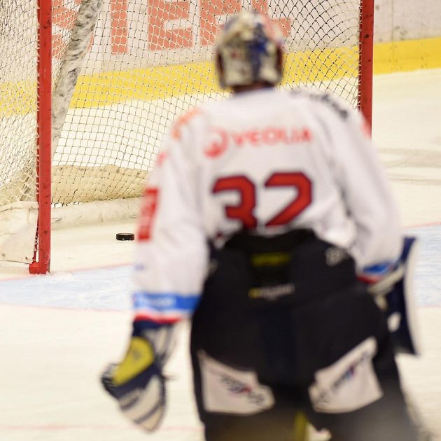 Brankář Patrik Bartošák se vrací do branky, poté co Vítkovice inkasovaly první gól do prázdné branky.