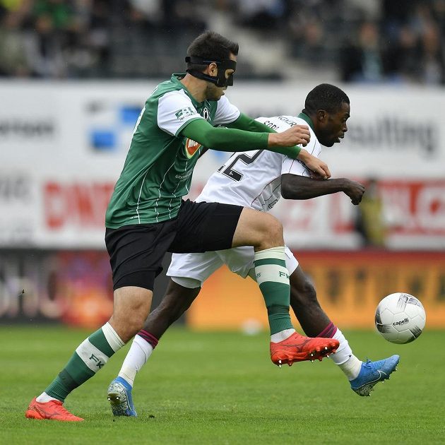 Zleva Vojtěch Kubista z Jablonce a Ismaila Soro ze Celticu během utkání Evropské ligy.
