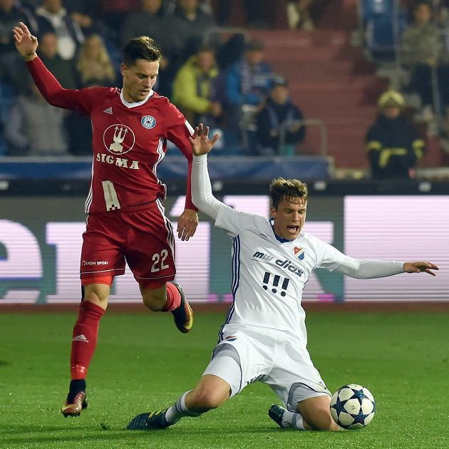 Olomoucký Lukáš Kalvach v souboji s Ondřejem Šašinkou z Baníku Ostrava, který skončil na kolenou.