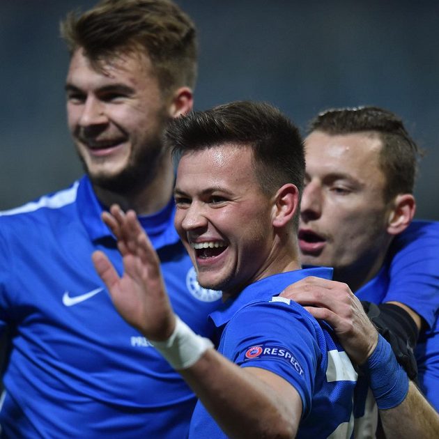 Střelec Egon Vůch (uprostřed) se raduje se spoluhráči z Liberce z gólu proti Karabachu.