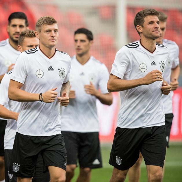 Fotbalisté Německa Toni Kroos (vlevo) a Thomas Müller na tréninku před utkáním kvalifikace MS 2018 s Českou republikou.
