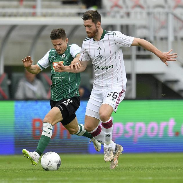 Zleva Václav Pilař z Jablonce a Anthony Ralston ze Celtiku v utkání 3. předkola Evropské ligy.
