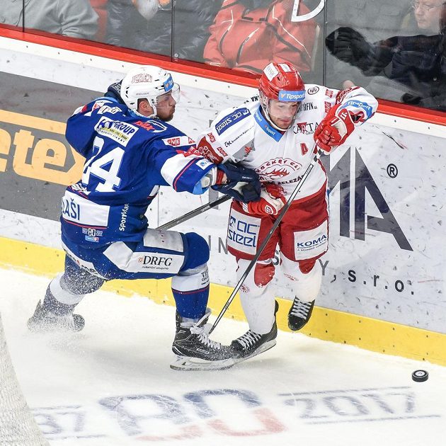 Michal Gulaši (vlevo) z Komety Brno zkouší zastavit třineckého Jakuba Petružálka.