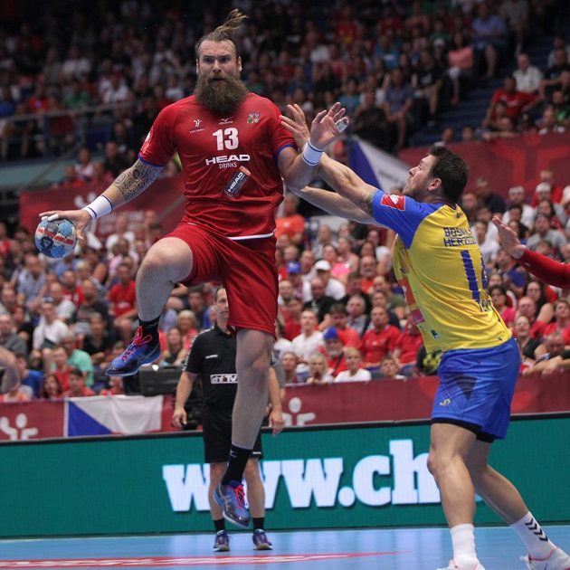 Pavel Horák z České republiky, Ivan Karačič z Bosny a Hercegoviny během utkání kvalifikace o postup na ME 2020 házenkářů.