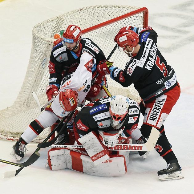 Zleva Lukáš Vopelka z Hradce Králové a Erik Hrňa, brankář Šimon Hrubec a Lukáš Krajíček z Třince.