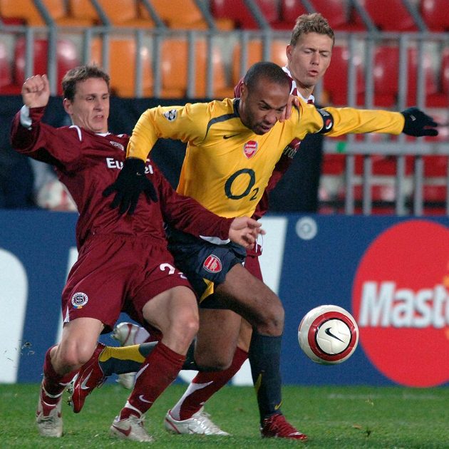 Hvězdám v patách... Zdeněk Pospěch (vlevo) a Pavel Pergl ze Sparty a Thierry Henry z Arsenalu během utkání Ligy mistrů v říjnu 2005 v Praze.