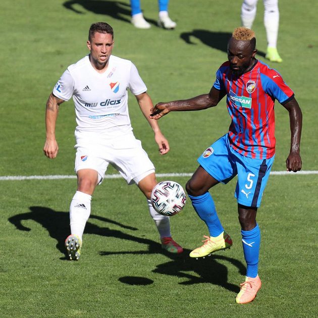 Adam Jánoš z Ostravy a Joel Ngandu Kayamba z Plzně v akci během utkání nejvyšší soutěže.