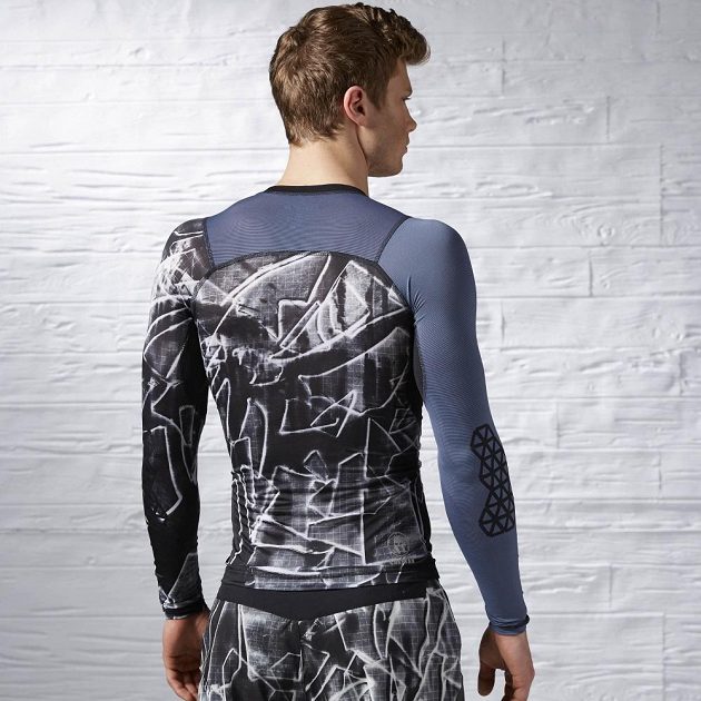Triko Reebok Spartan Pro Long Sleeve Compression Shirt zezadu vypadá snad ještě lépe.