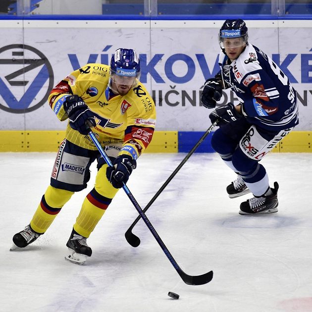 Zleva Karel Plášil z Českých Budějovic a Jan Schleiss z Vítkovic během extraligového utkání.