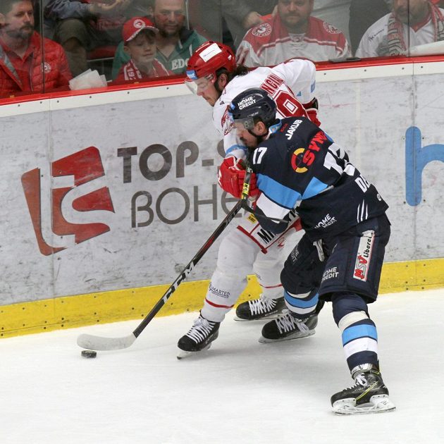 Třinecký hokejista David Cienciala a Lukáš Derner z Liberce v akci během finále extraligy.