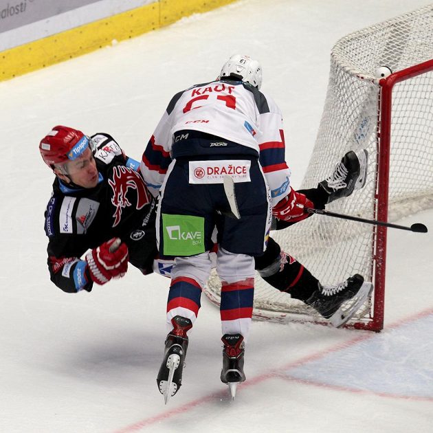 Martin Kaut z Pardubic fauluje po odpískání třineckého Jiřího Polanského. 