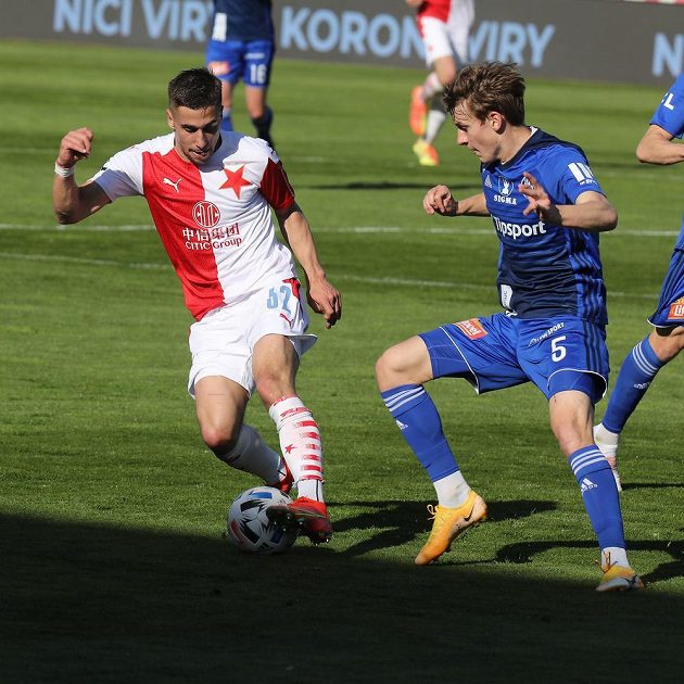 Ondřej Lingr ze Slavie (vlevo) a Kryštof Daněk z Olomouce bojují o balon v utkání 31. kola české fotbalové ligy.