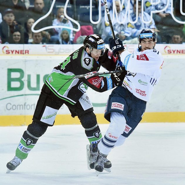 Liberecký útočník Dominik Lakatoš (vpravo) a mladoboleslavský obránce Jan Holub v předehrávce 26. kola hokejové Tipsport extraligy.