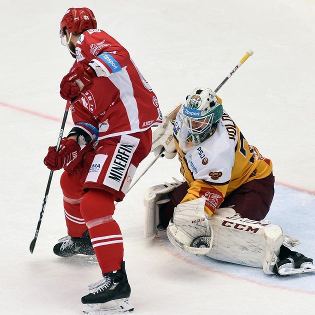 Zleva Tomáš Marcinko z Třince a brankář Jihlavy Lars Volden během extraligového utkání.