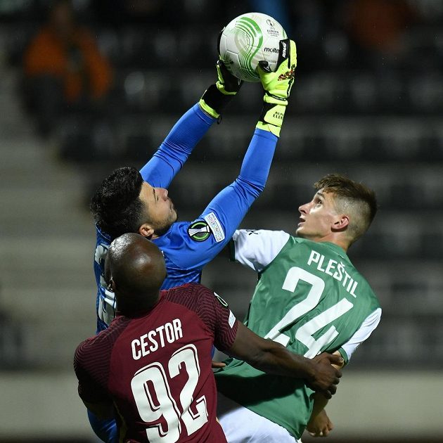 Zleva Mike Cestor z Kluže, brankář Kluže Cristian Bălgrădean a Dominik Pleštil z Jablonce.