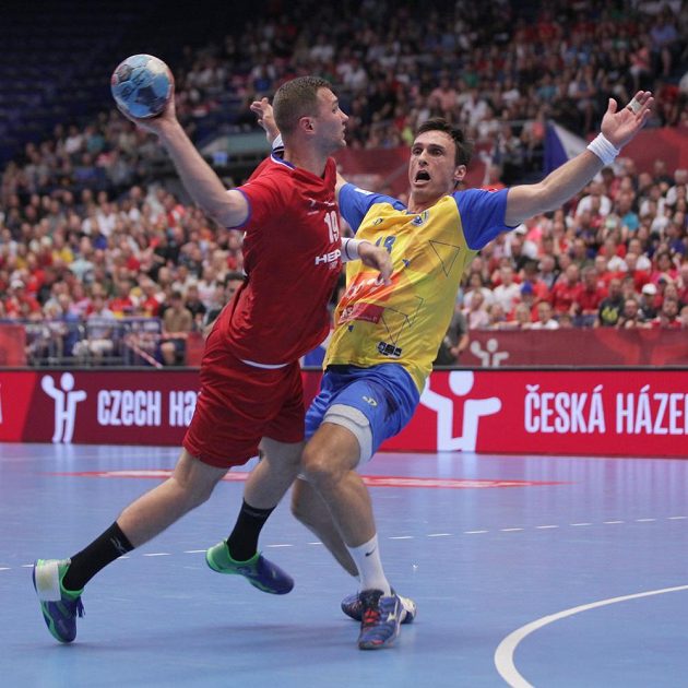 Tomáš Babák z České republiky a Ivan Karačič z Bosny a Hercegoviny během utkání kvalifikace o postup na ME 2020 házenkářů.